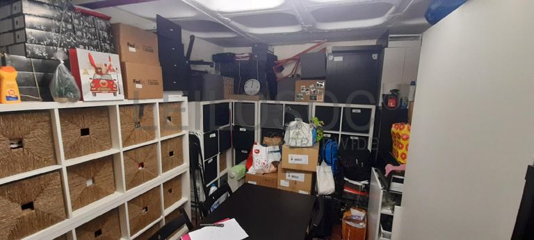 Stock de cabelo, perucas, linhas e tintas de cabelo · Mobiliário · Equipamentos · Indústria de Cabeleireiros