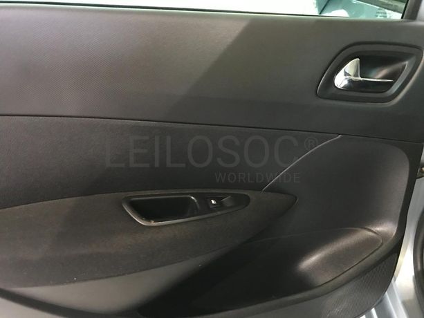 Peugeot 308 1.6 HDI · Ano 2013