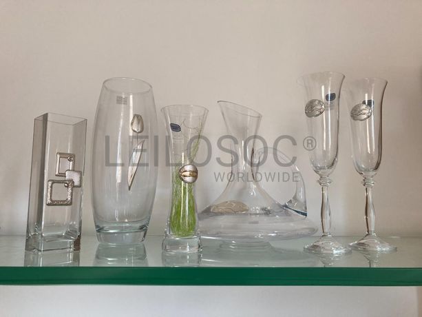 Garrafas e copos de cristal