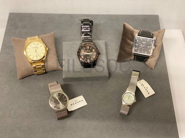 Relógios de diversas marcas e materiais