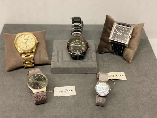 Relógios de diversas marcas e materiais