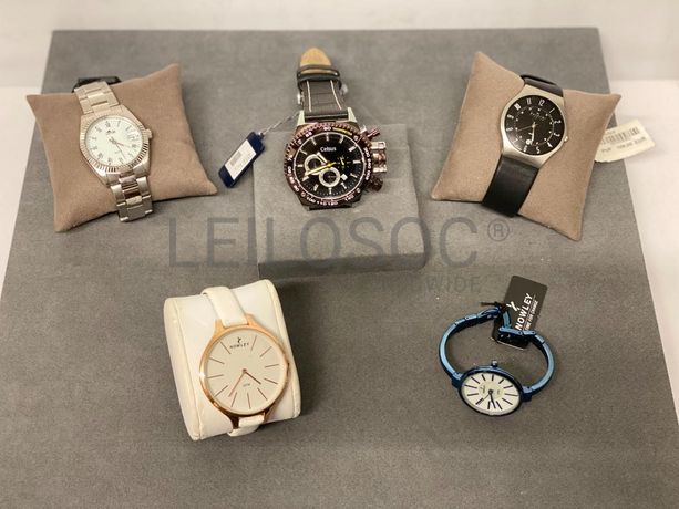 Relógios de diversas marcas e materiais