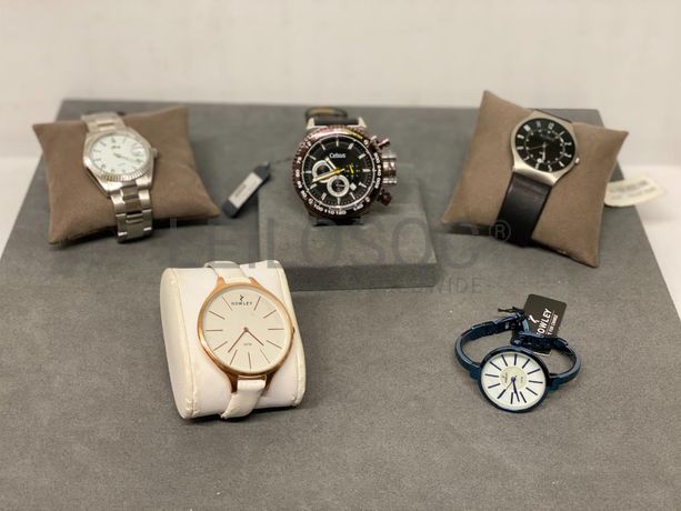Relógios de diversas marcas e materiais