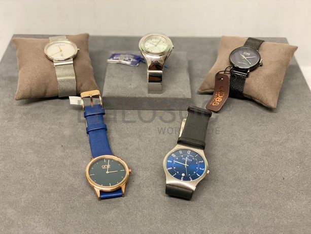 Relógios de diversas marcas e materiais