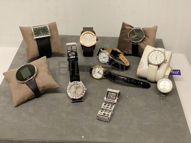 Relógios de diversas marcas e materiais