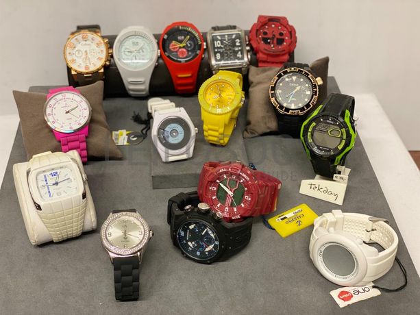 Relógios de diversas marcas e materiais