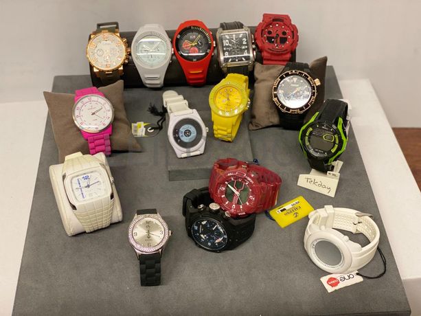 Relógios de diversas marcas e materiais