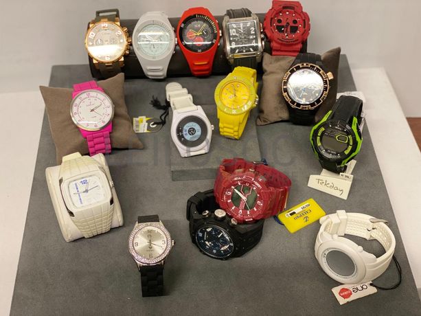 Relógios de diversas marcas e materiais