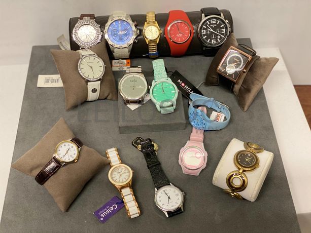 Relógios de diversas marcas e materiais