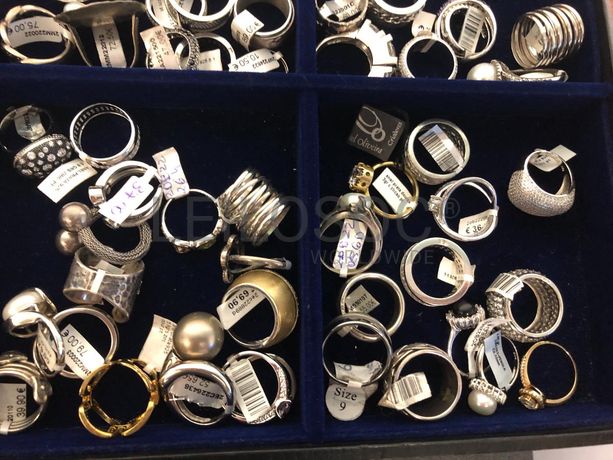 Anéis em prata e outros materiais