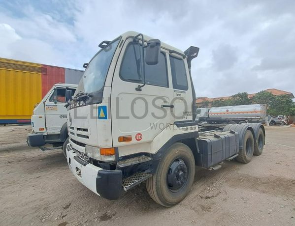 Camião trator (cavalo) NISSAN · Belas