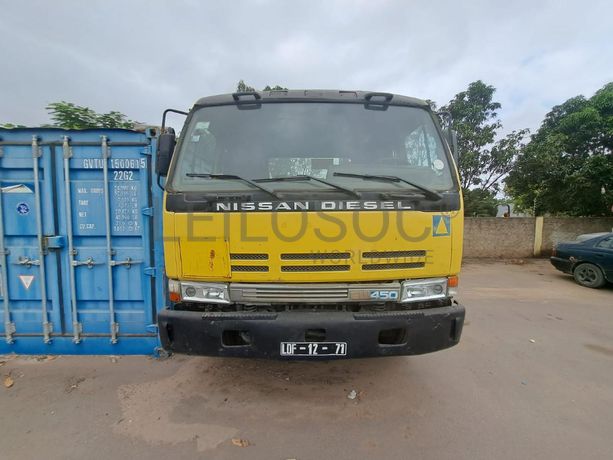 Camião trator (cavalo) NISSAN · Belas