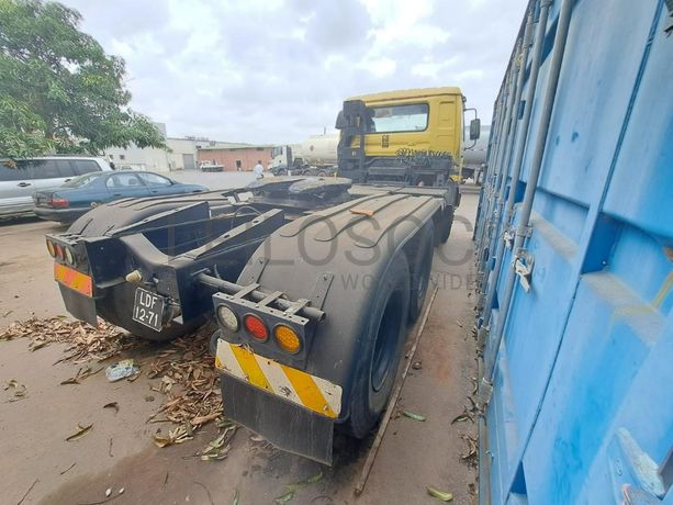 Camião trator (cavalo) NISSAN · Belas