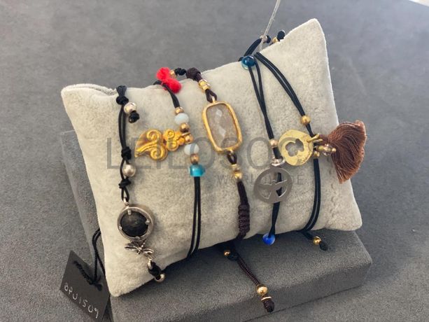 Pulseiras em prata e outros materiais