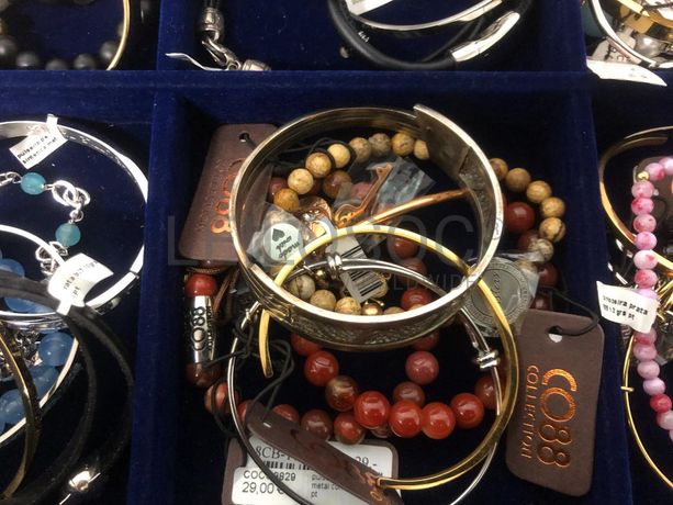 Pulseiras em prata e outros materiais