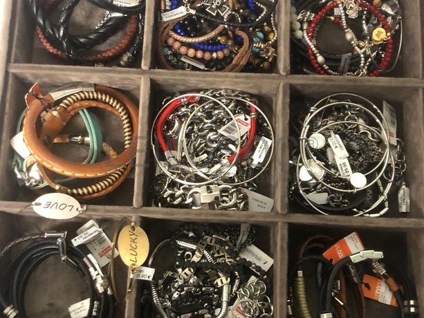 Pulseiras em prata e outros materiais