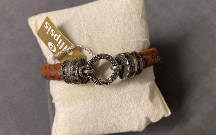 Pulseiras em prata e outros materiais