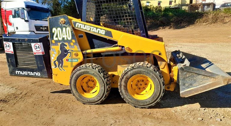 Mini Pá Carregadora Ausa Mustang 2040