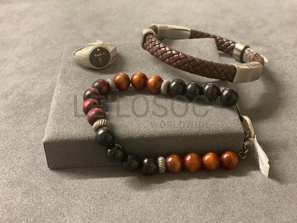 Anel e Pulseiras em prata e outros materiais