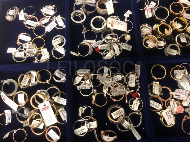 Anéis em prata e outros materiais