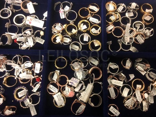 Anéis em prata e outros materiais