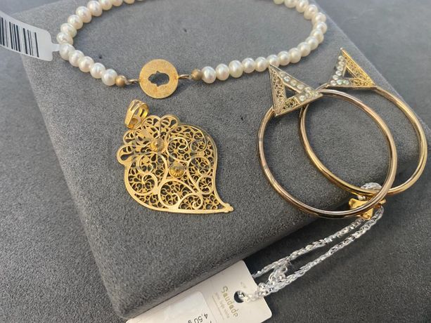 Pulseiras em prata e outros materiais + Par de Brincos e Medalha em Filigrana