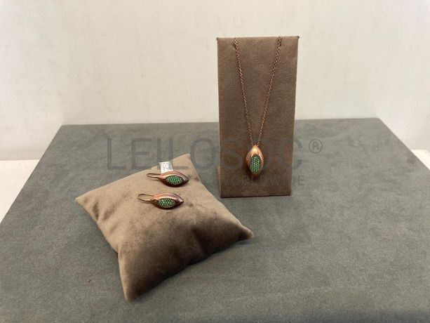 Par de brincos + Colar