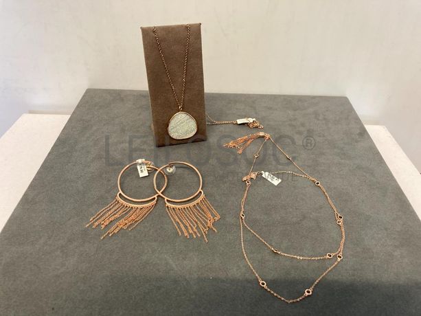 Par de brincos + Colares