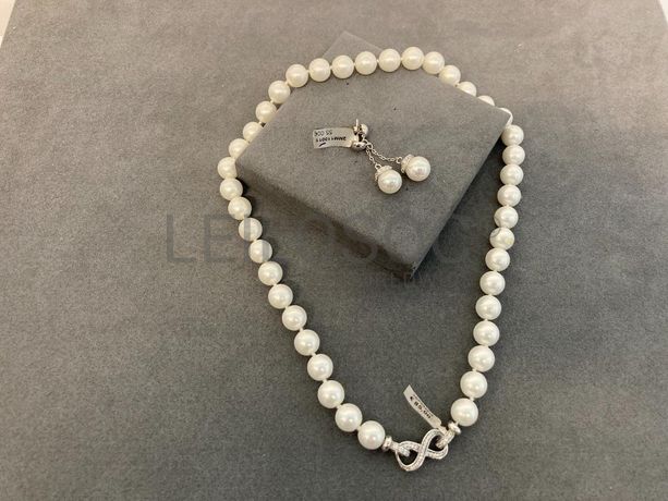 Par de brincos + Colar