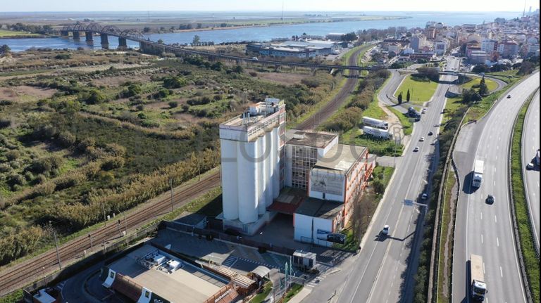 Unidade Industrial + Terreno · Vila Franca de Xira