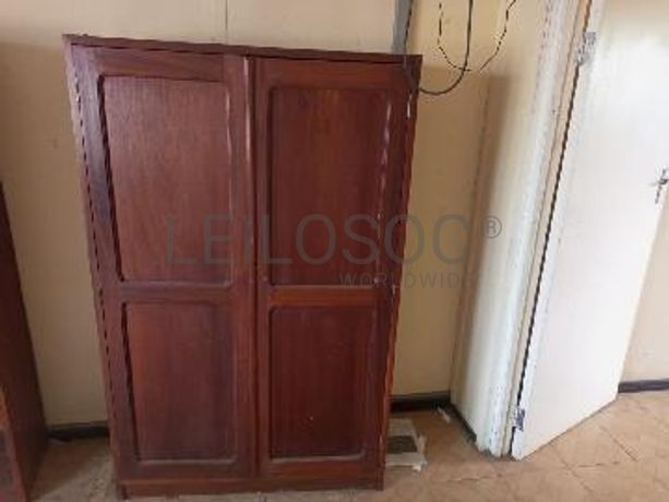 Armário de madeira maciça ·