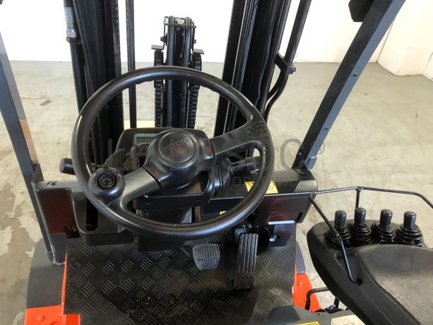 Empilhador Toyota Elétrico 1500 KG