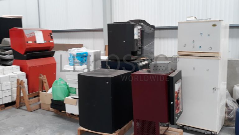 Lote sucata, cestos metálicos e mobiliário