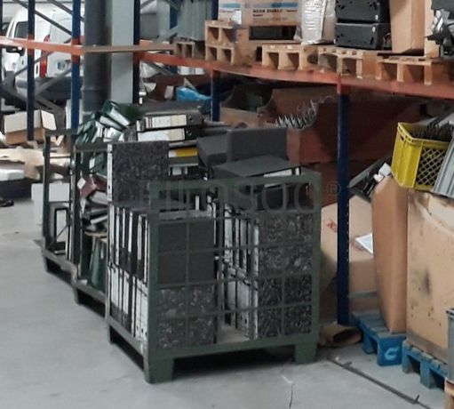 Lote sucata, cestos metálicos e mobiliário