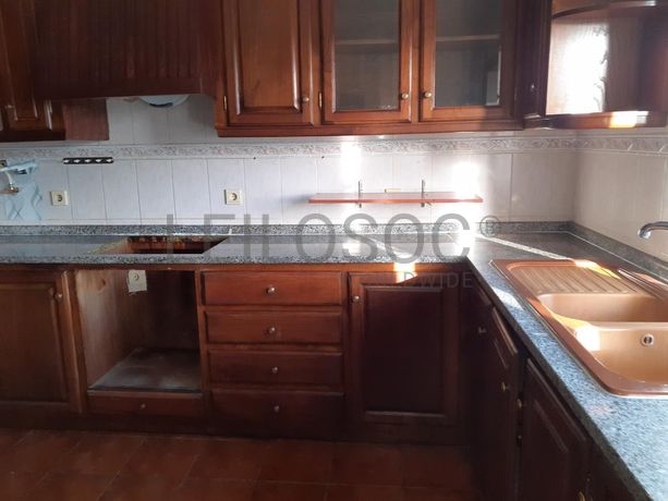 Apartamento T3 c/ Lugar de Garagem e Arrumos · Guarda