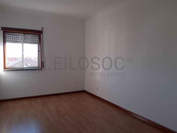 Apartamento T3 c/ Lugar de Garagem e Arrumos · Guarda