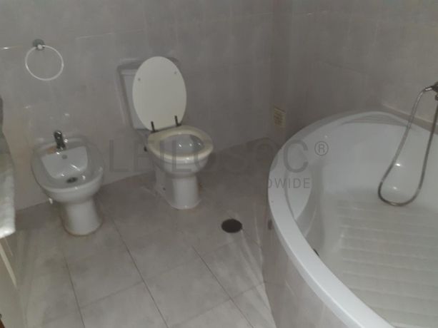 Apartamento T3 c/ Lugar de Garagem e Arrumos · Guarda