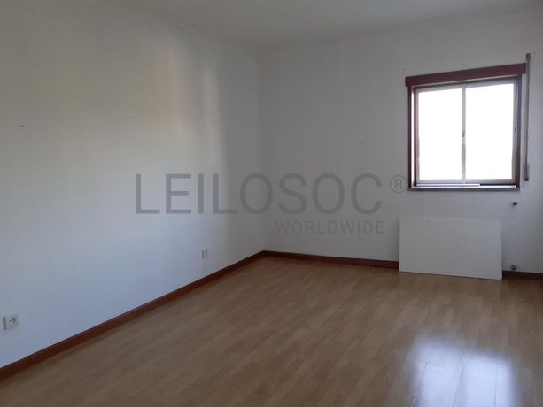 Apartamento T3 c/ Lugar de Garagem e Arrumos · Guarda