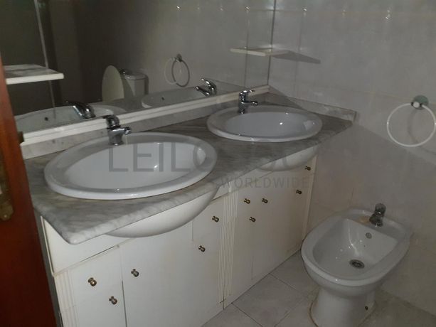 Apartamento T3 c/ Lugar de Garagem e Arrumos · Guarda