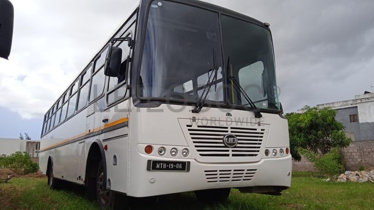 Autocarro Nissan UD90B