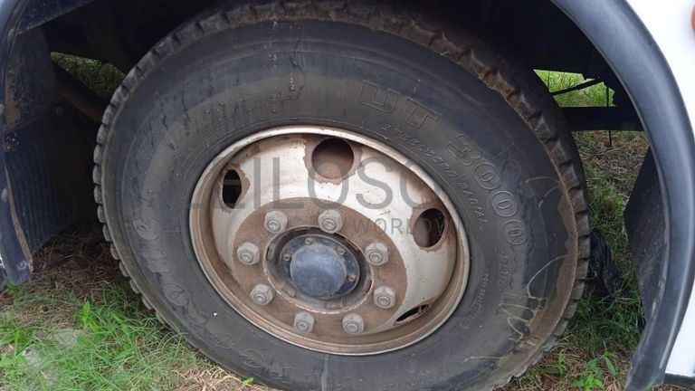 Autocarro Nissan UD90B