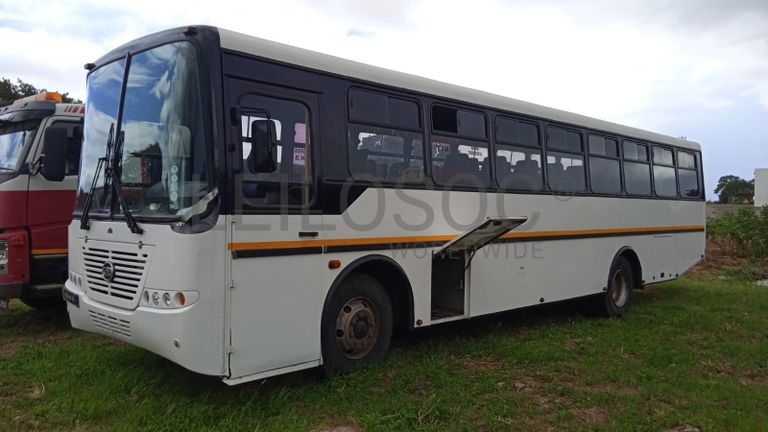 Autocarro Nissan UD90B