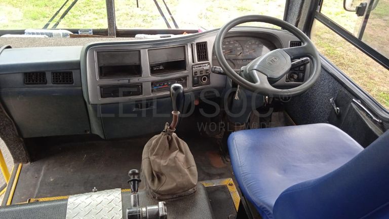 Autocarro Nissan UD90B