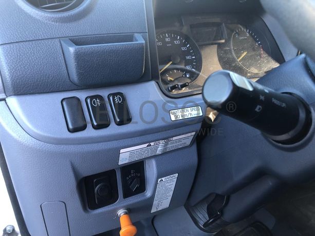 Mitsubishi Canter 7C18 com Plataforma Elevatória · Ano 2012