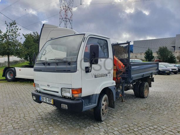Nissan Cabstar 110 com Grua Palfinger Tribasculante