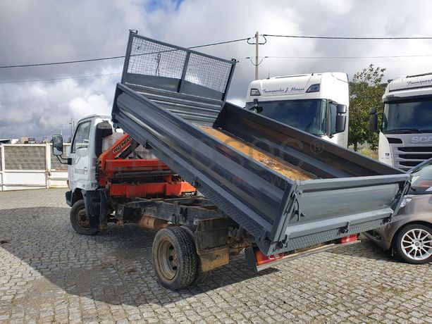 Nissan Cabstar 110 com Grua Palfinger Tribasculante