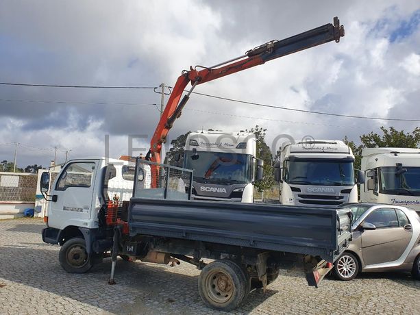 Nissan Cabstar 110 com Grua Palfinger Tribasculante