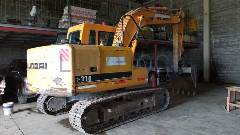 Escavadeira Hyundai ·