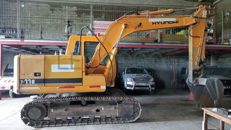 Escavadeira Hyundai ·