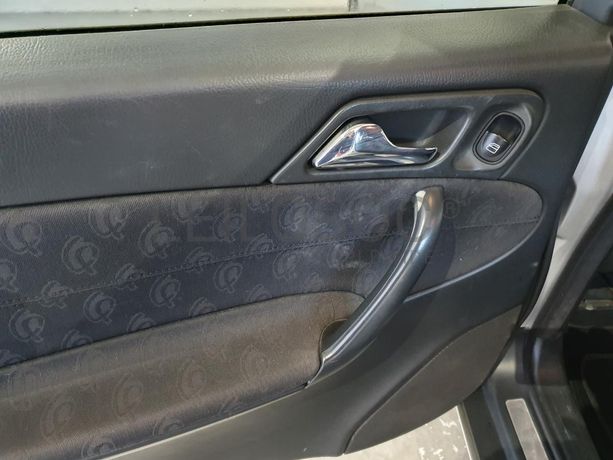 Mercedes-Benz C220 2.2 CDI · Ano 2002